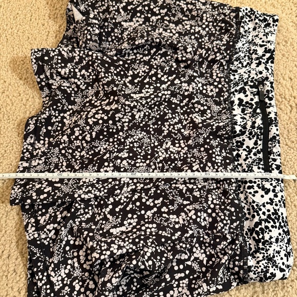 Lululemon Pace Rival skirt in the Chirakasu Alpine White/Chirasu Black - Picture 6 of 9